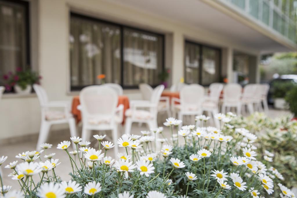Hotel Villa Tosi Bellaria-Igea Marina Exterior foto
